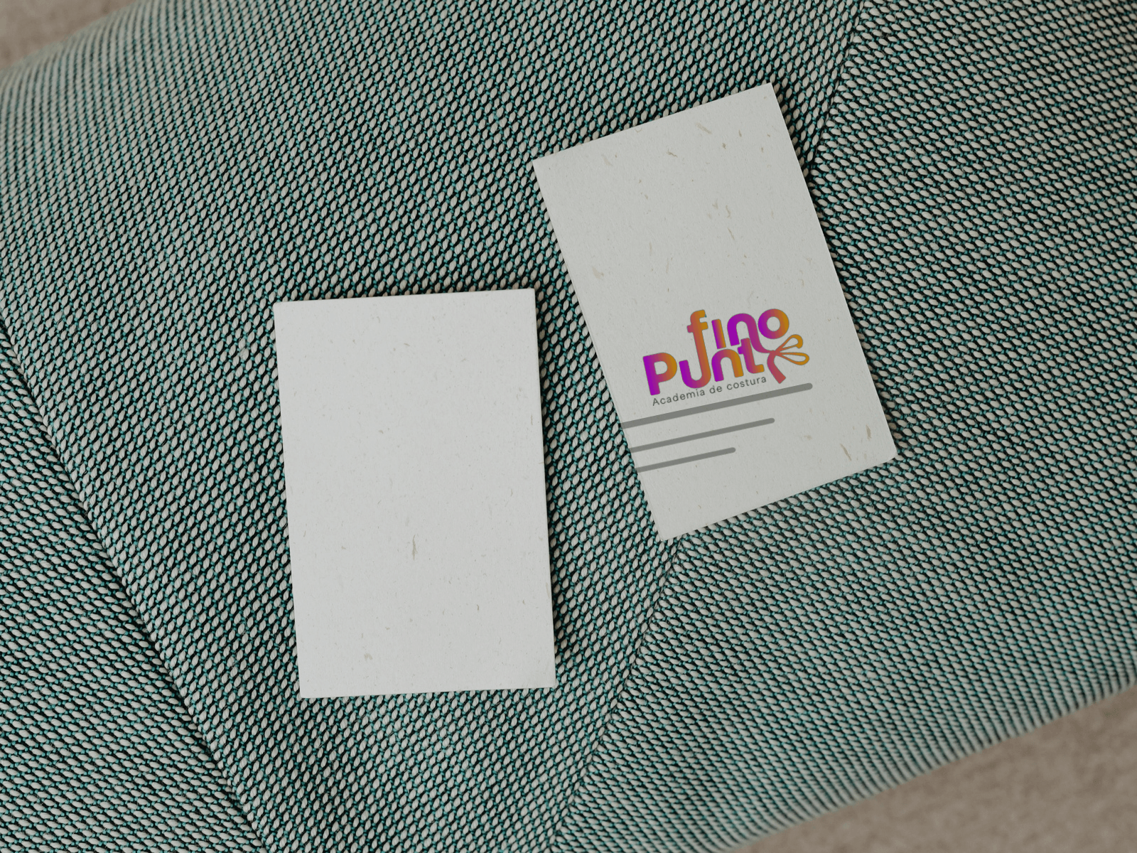 Mockup fotográfico de logotipo Punto Fino aplicado en tarjetas
